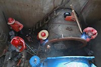 連夜搶修供水爆管！5輛送水車同時出動！